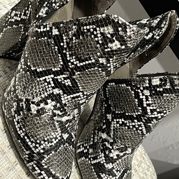 Snake 🐍 Print Booties - Picture 1 of 5
